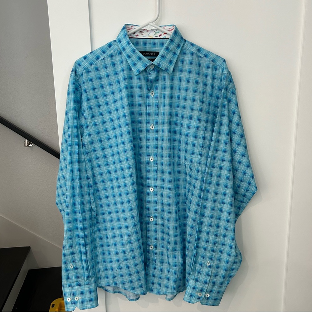 Bugatchi Men’s Blue Pattern Button Down Classic fit in Large with collar pattern